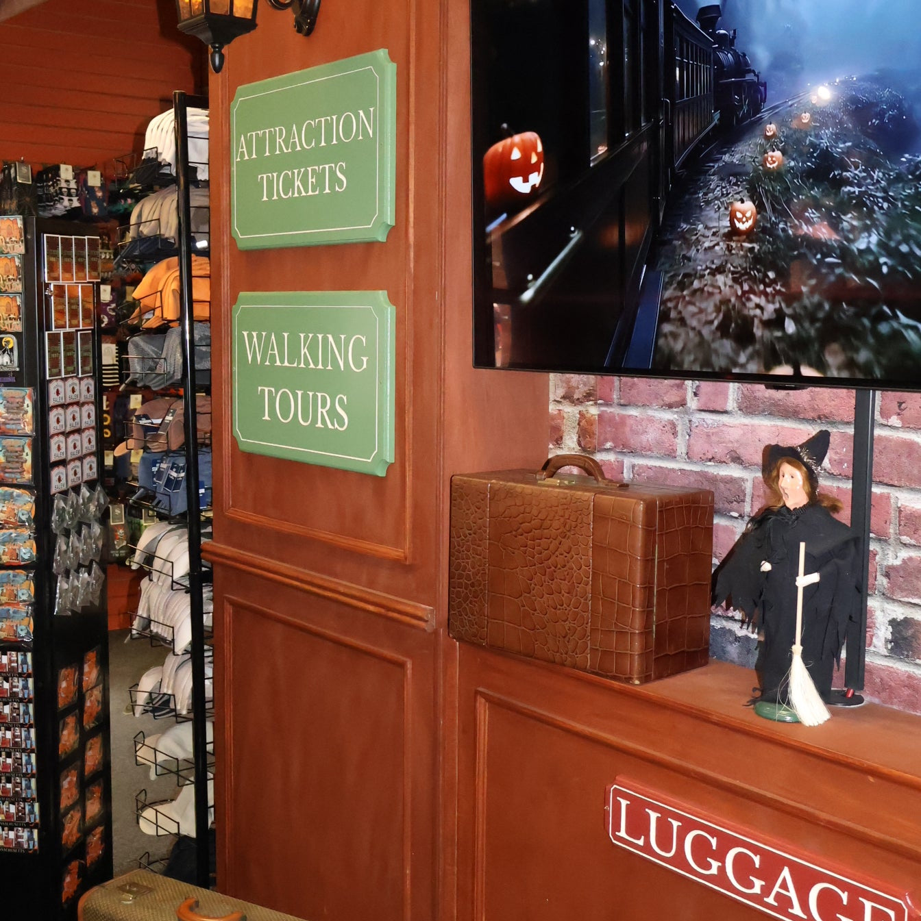 Byers Witch Salem W/Broom