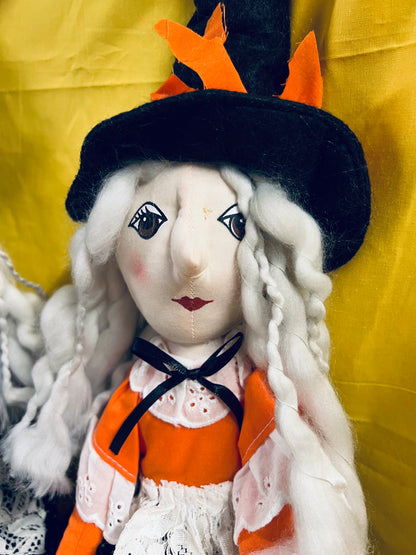 Witch with lace apron Purp/Orng